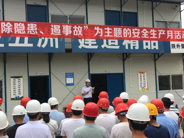 建設(shè)公司總經(jīng)理?xiàng)顚W(xué)斌對項(xiàng)目現(xiàn)場管理提出具體要求_副本.jpg