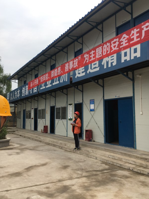 建設(shè)公司副總經(jīng)理王雪玲主持現(xiàn)場會_副本.jpg
